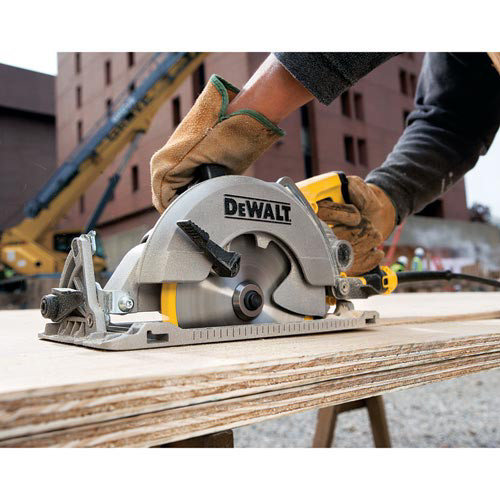 Dewalt DWS535T 714 in. Worm Drive Circular Saw with Twistlock Plug